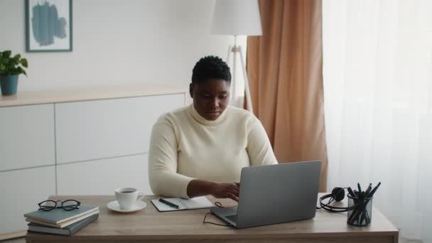 African American Business Lady usando la computadora portátil sentada en el lugar de trabajo — Vídeos de Stock