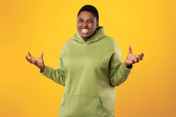 Angry Overweight Black Woman Clenching Teeth Posing Over Yellow Background — Fotografia de Stock