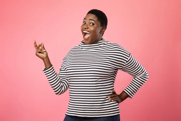 Joyful Plus-Sized African American Female Snapping Fingers Over Pink Background — Stock Fotó