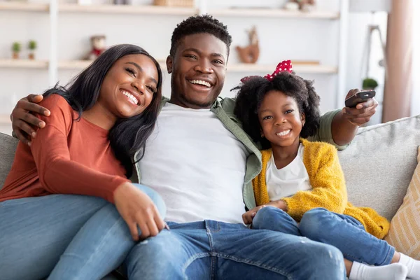 Happy Young African American Family Of Three Watching Tv At Home — Stockfoto