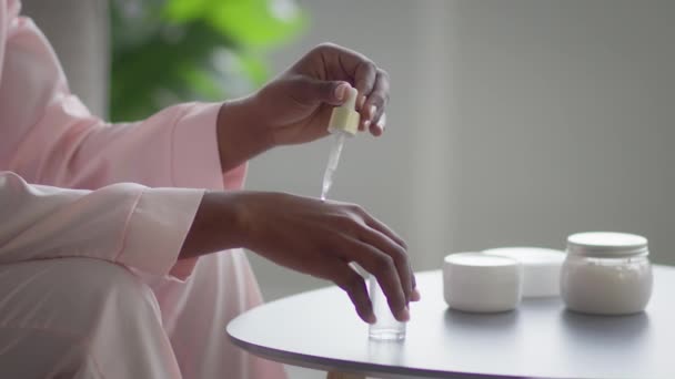 Unrecognizable Black Lady Applying Serum On Hand Moisturizing Skin Indoor — Stock videók