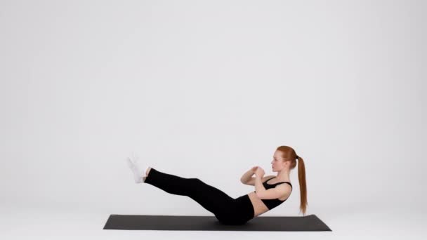 Entrenamiento Abdominales. Deportiva mujer haciendo codo a rodilla abdominales crujidos ejercicio en estudio — Vídeo de stock