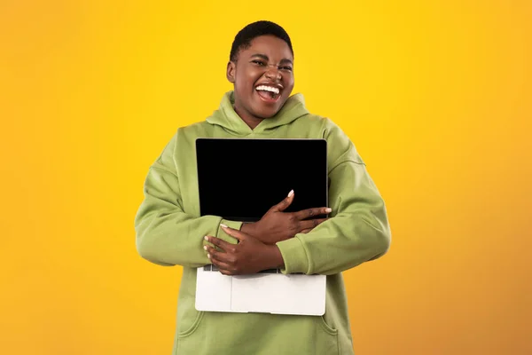 Joyful Oversized Black Lady Embracing Laptop Computer Over Yellow Background — Fotografia de Stock