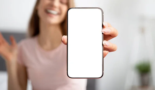 인식 할 수없는 젊은 여성이 빈 화면으로 스마트폰을 들고 있다 — 스톡 사진