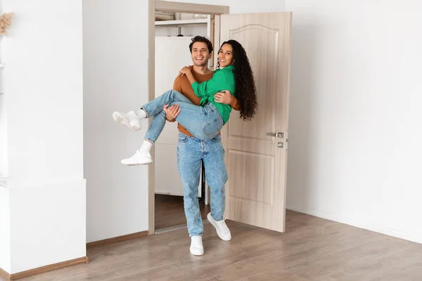 Happy young couple celebrating moving day in new flat — Stockfoto