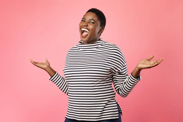 Overweight Black Lady Laughing And Shrugging Shoulders Over Pink Background — Zdjęcie stockowe
