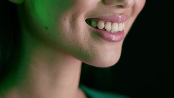 สุขภาพฟัน Closeup Shot ของหญิงสาว ยิ้มด้วยฟันสีขาวที่สวยงาม — วีดีโอสต็อก