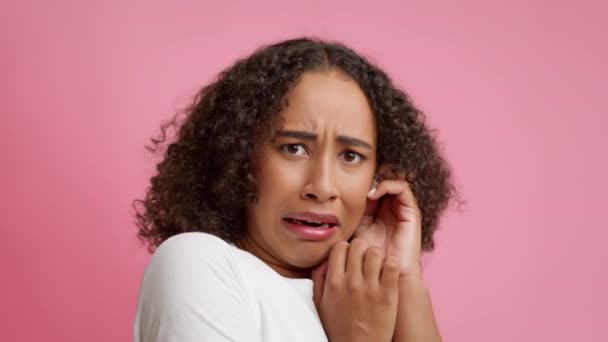 Frightened African American Young Lady Expressing Fear Over Pink Background — Stok video