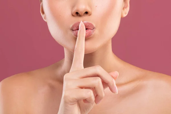 Cropped of sexy naked woman showing silence gesture — Stock Fotó