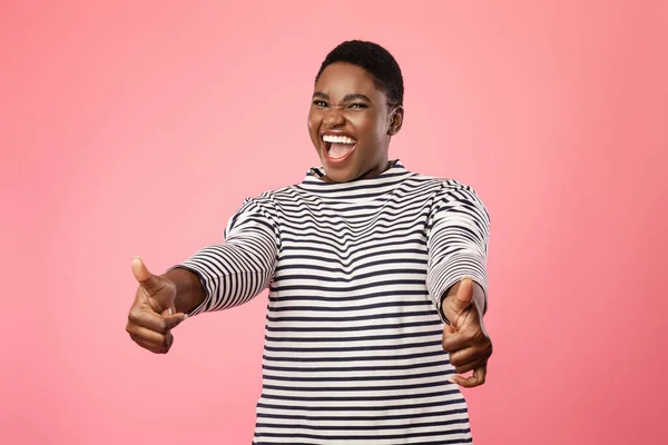 Excited Black Lady Showing Thumbs Up Gesture Over Pink Background — Stock Photo, Image
