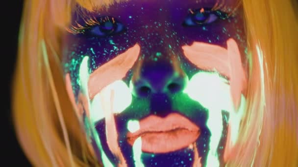 Close up portrait of young woman with bright fluorescent makeup in orange wig dancing to camera — Video Stock