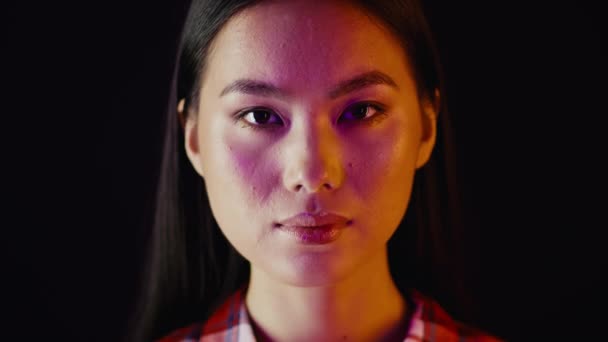 United Постріл З Молодий Азіатська Жіноча Обличчя Дивлячись На Камера — стокове відео