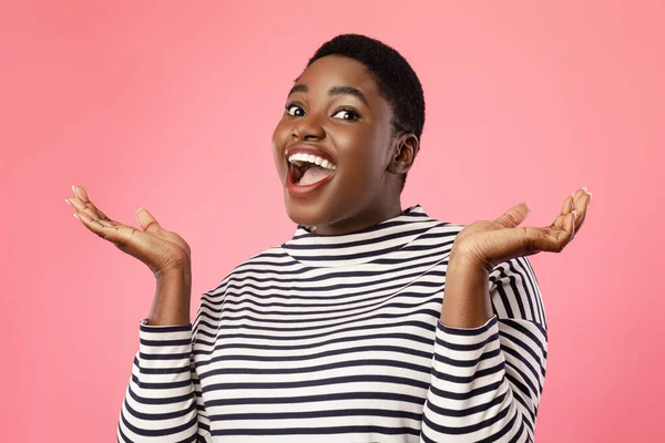 Portrait Of Excited Plump African American Woman Shouting, Pink Background — Stock Fotó