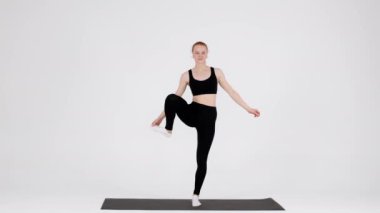 Genç Esnek Kadın Stüdyoda Yoga Yapıyor, Bacağını Kaldırıyor