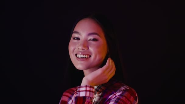 Portret van mooi jong aziatisch vrouw aanraken haar en glimlachen op camera — Stockvideo