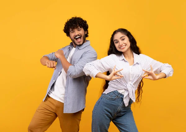 Eğleniyorum. Neşeli genç Hintli çift dans ediyor ve oynaşıyor, favori ulusal müziğin tadını çıkarıyorlar. — Stok fotoğraf