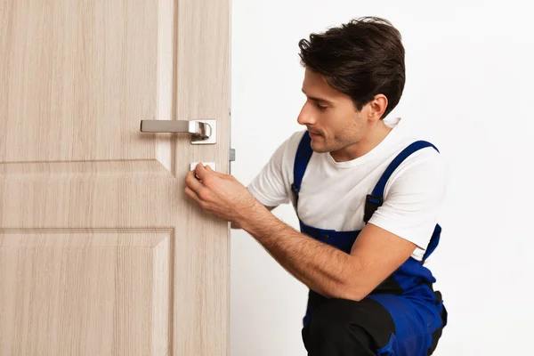 Montaż zamka na drzwiach wejściowych — Zdjęcie stockowe