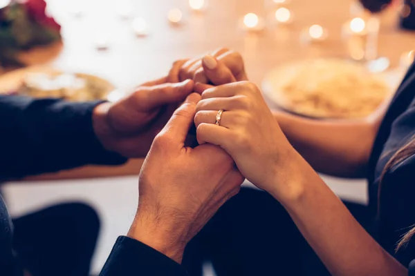 Casal jantar, se concentrar em mãos e anel — Fotografia de Stock