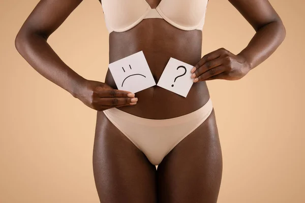 Unrecognizable dark skinned lady holding cards by belly — 스톡 사진