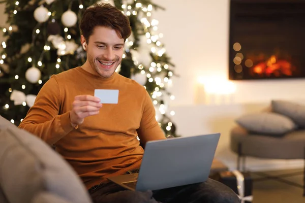 Boldog ember kezében betéti hitelkártya, használata pc — Stock Fotó
