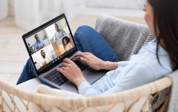 Fjärrkommunikation. Kvinna som använder laptop för gruppvideochatt med kollegor — Stockfoto