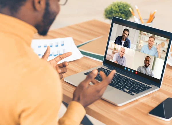 Vidéo conférence. Homme d'affaires noir ayant appel Web en ligne avec des collègues — Photo