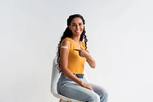 Covid-19 Vaccination. Smiling Millennial Woman Demonstrating Arm With Adhesive Bandage — Foto de Stock