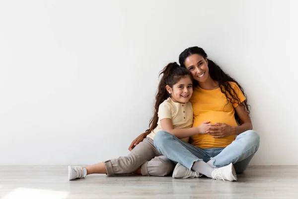 Happy Expectation. Smiling Pregnant Woman And Her Little Daughter Cuddling Together — Stok fotoğraf