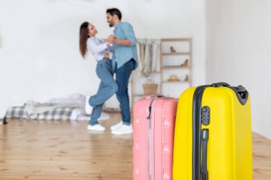 Mutlu çift tatil dansları için heyecanlı, tatillerine hazırlar, bavullarına odaklanırlar.