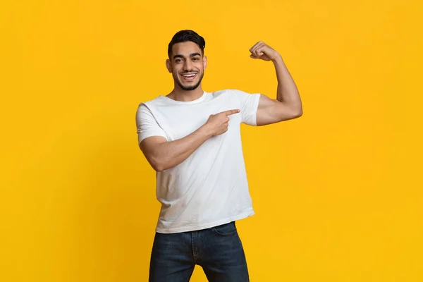 Atlético hombre de Oriente Medio mostrando sus músculos — Foto de Stock