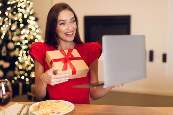 Mujer mostrando gify cuadro durante la fecha virtual en el ordenador portátil — Foto de Stock