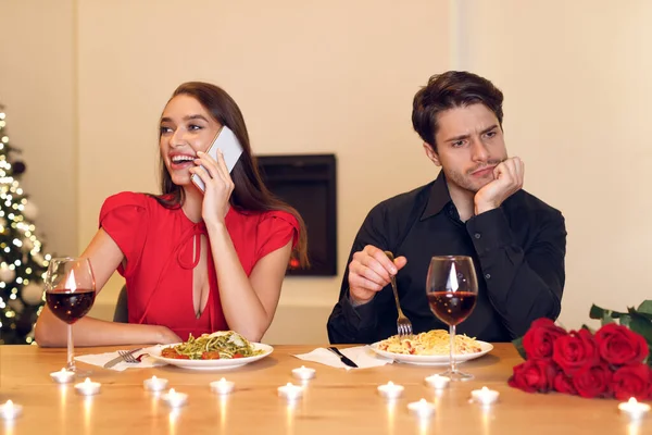 Unhappy Man Bored On Date, Woman Talking On Phone — Fotografia de Stock