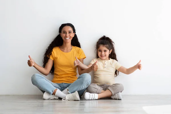 Gran oferta. Retrato de madre árabe e hija pequeña mostrando pulgares hacia arriba — Foto de Stock