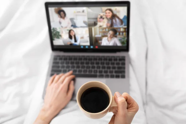 Reunião Virtual. Senhora irreconhecível bebendo café e fazendo chamada de vídeo com amigos — Fotografia de Stock