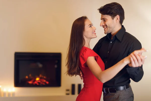 Sonriente chico feliz bailando con su hermosa mujer — Foto de Stock