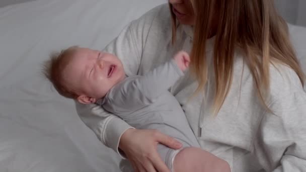 Pequeño bebé recién nacido llorando en brazos de madres, cuidando a su hijo reconfortante — Vídeo de stock