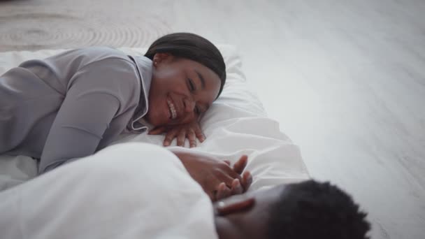 Slaap lekker. Jong zorgeloos Afrikaans Amerikaans echtpaar hand in hand en bespreken afgelopen dag, hand in hand — Stockvideo