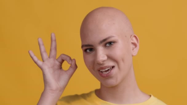 Hairless Lady Gesturing OK Symbol Saying Okay Over Yellow Background — Stock video