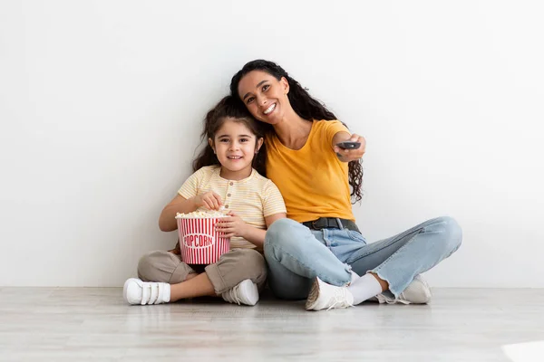 Mother Daughter Leisure. Happy Young Woman And Female Child Watching Tv Together —  Fotos de Stock