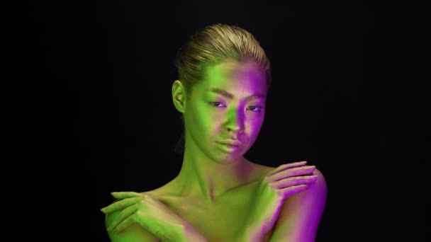 Lady With Golden Skin Touching Shoulders In Neon Light, Studio — Αρχείο Βίντεο