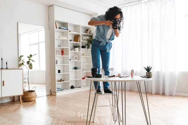 Photographer Woman Taking Photo Of Cosmetics Products On Desktop Indoor — Fotografia de Stock