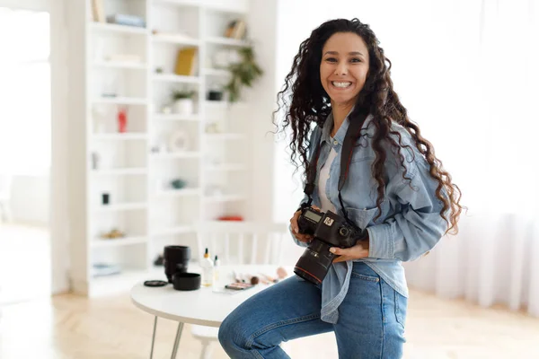 中近東の女性写真家がテーブルの上に座り写真を撮る — ストック写真