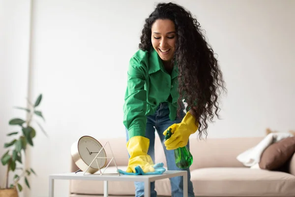 Happy Cleaner Lady limpeza e pulverização de mesa em casa — Fotografia de Stock