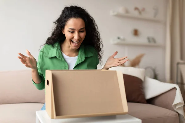Joyful Shopaholic Woman Shouting In Excitement Opening Cardboard Box Indoor — Stockfoto