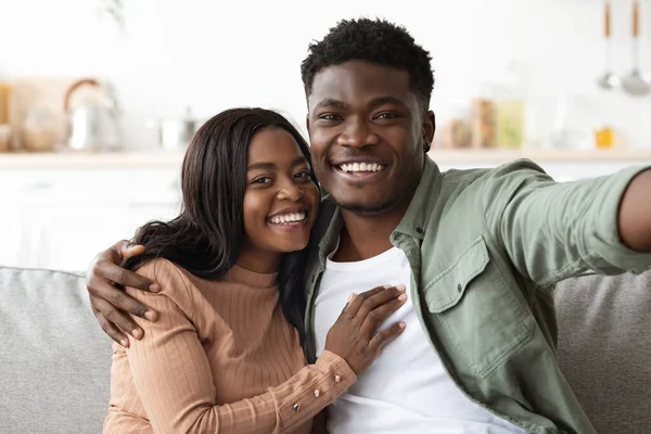 Cheerful african american man and woman taking photo together — Stockfoto
