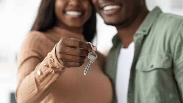 Unrecognizable black couple showing key from apartment — стоковое фото