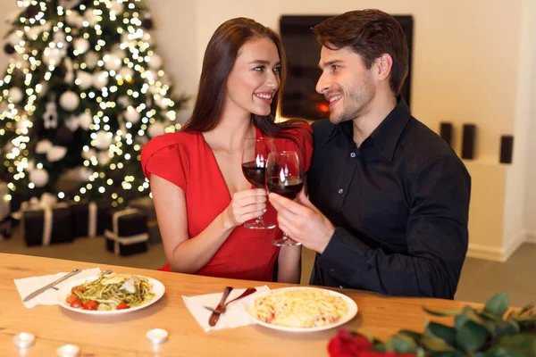 Szczęśliwa kobieta i mężczyzna pijący wino na randce — Zdjęcie stockowe