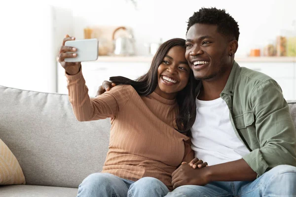 Hermosa pareja negra tomando selfie en el teléfono inteligente —  Fotos de Stock