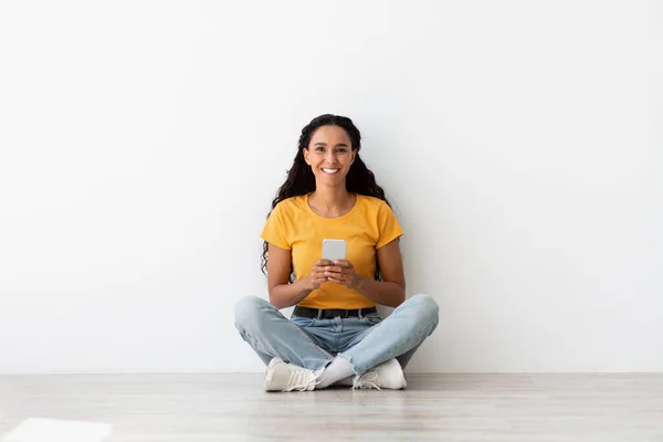 Mobile Communication. Happy Cheerful Young Female Sitting On Floor With Smartphone — Φωτογραφία Αρχείου