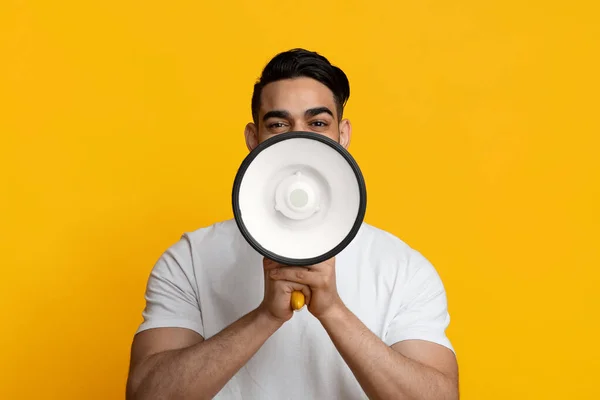Arabic guy covering his mouth with megaphone — Stockfoto